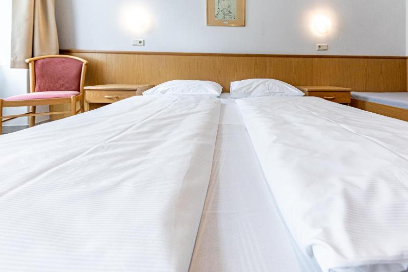 Double or Twin Room image 4