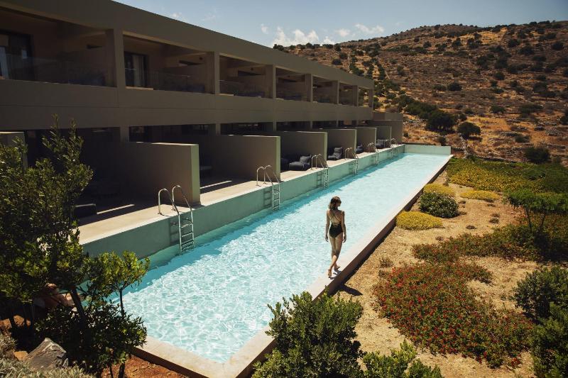 Sapphire Zen Queen Suite with Shared Pool image 2