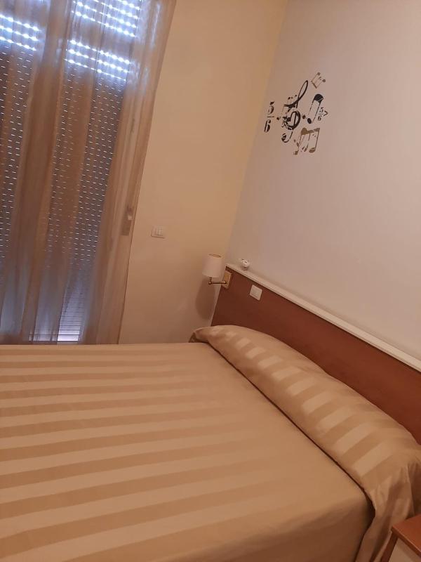 Economy Double Room image 3