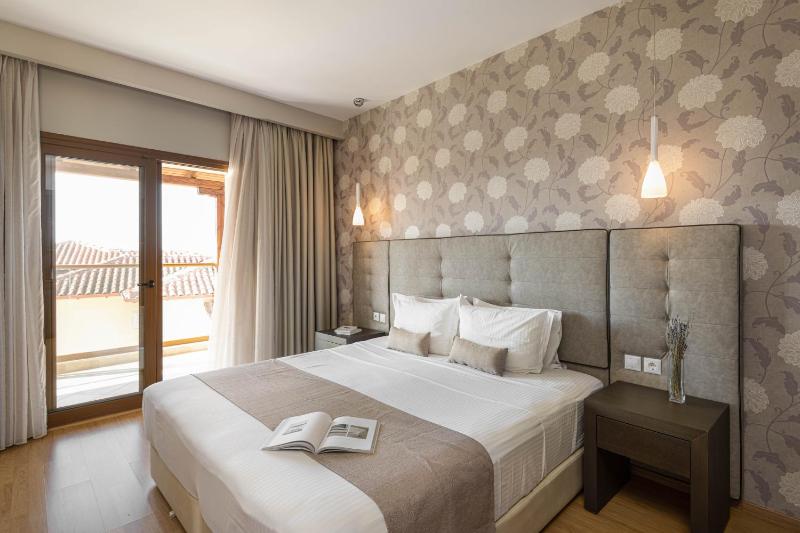 Deluxe Double Room with Side Sea View image 1