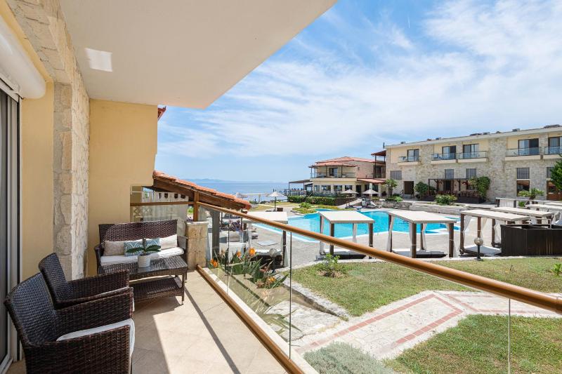 Deluxe Double Room with Side Sea View image 2
