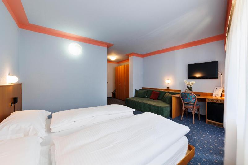 Superior Triple Room image 3