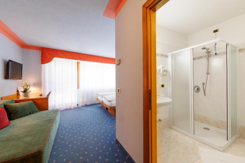 Superior Triple Room image 4