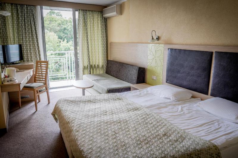 Double Room with Bunk Bed and River View image 4