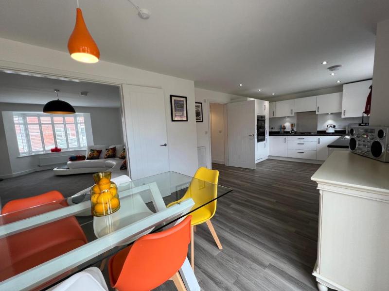 Spacious and Stylish House in Prime Location with HotTub - image 12