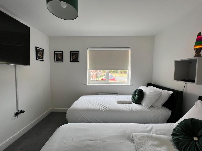 Spacious and Stylish House in Prime Location with HotTub - image 4