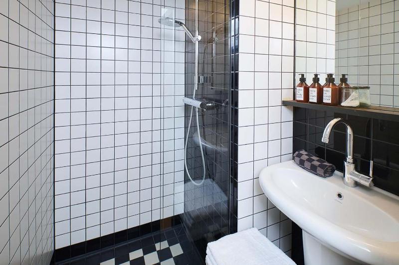 Double Room with Shared Toilet image 3