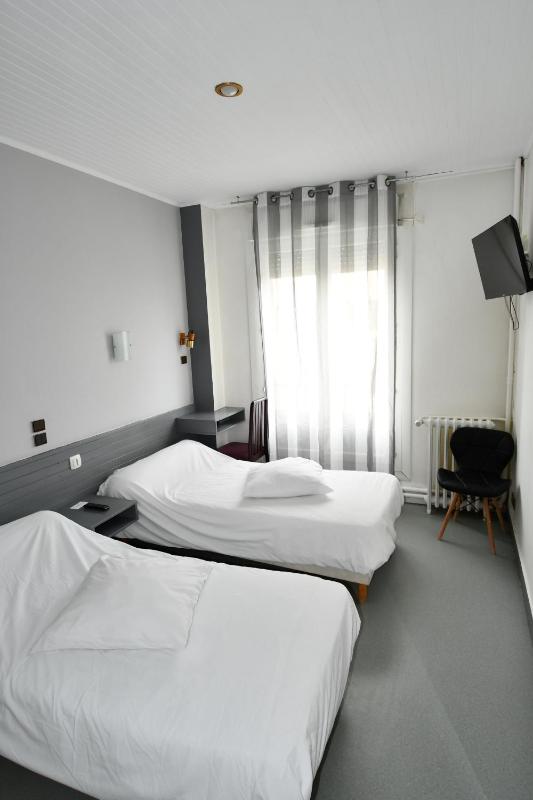 Twin Room image 3