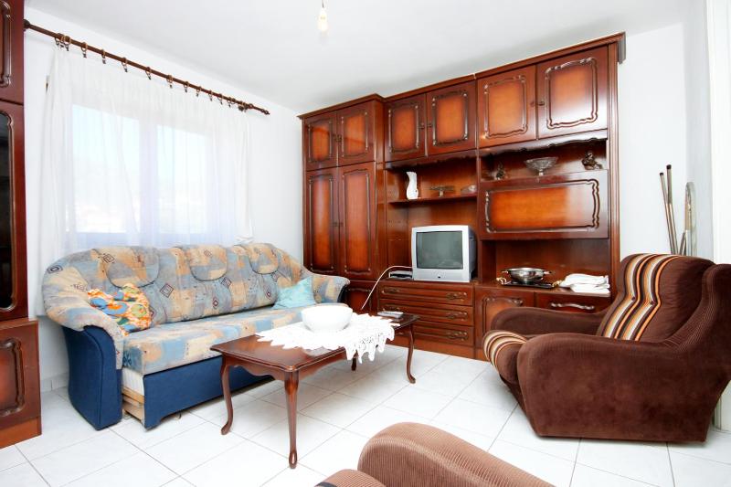 Three-Bedroom Apartment with Terrace and Sea View image 1