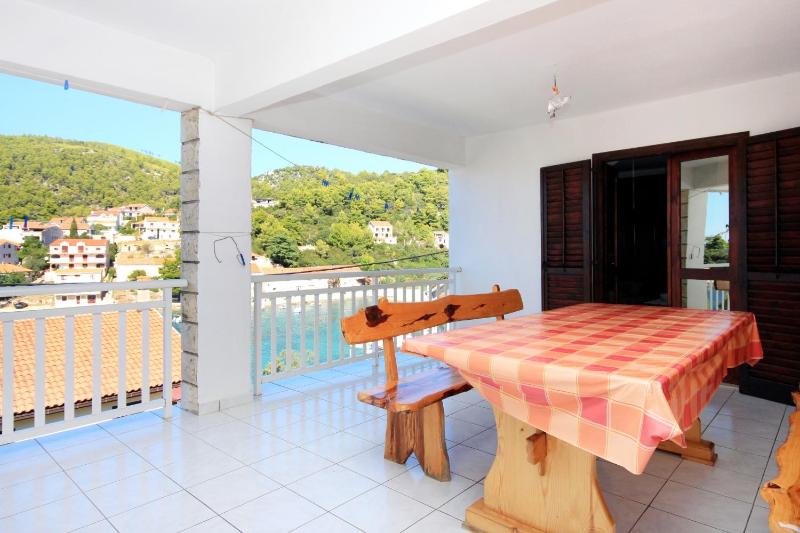 Three-Bedroom Apartment with Terrace and Sea View image 4