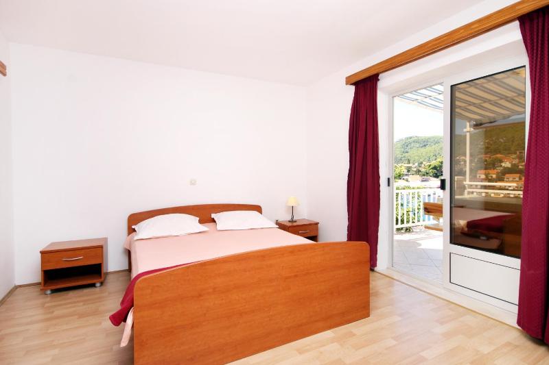 Three-Bedroom Apartment with Terrace and Sea View image 1