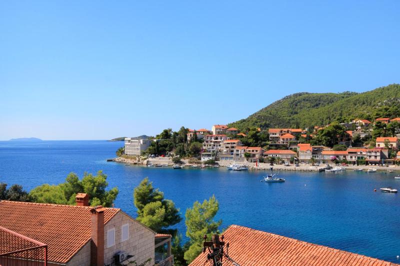 Three-Bedroom Apartment with Terrace and Sea View image 2
