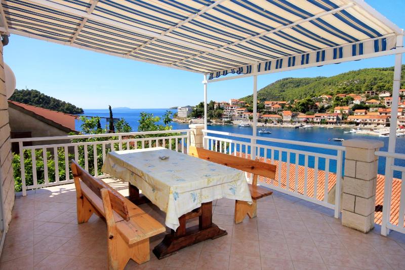 Three-Bedroom Apartment with Terrace and Sea View image 3