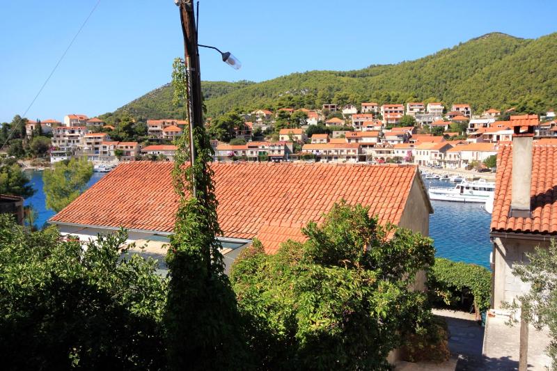 Three-Bedroom Apartment with Terrace and Sea View image 4