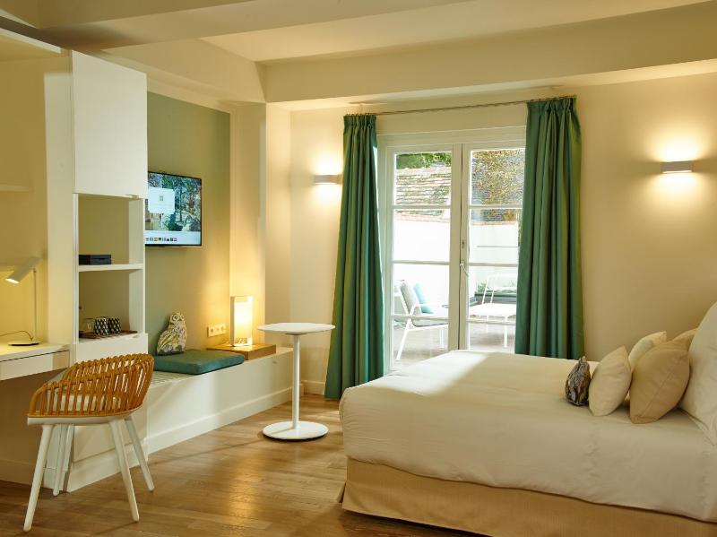 Double Room with Terrace image 3