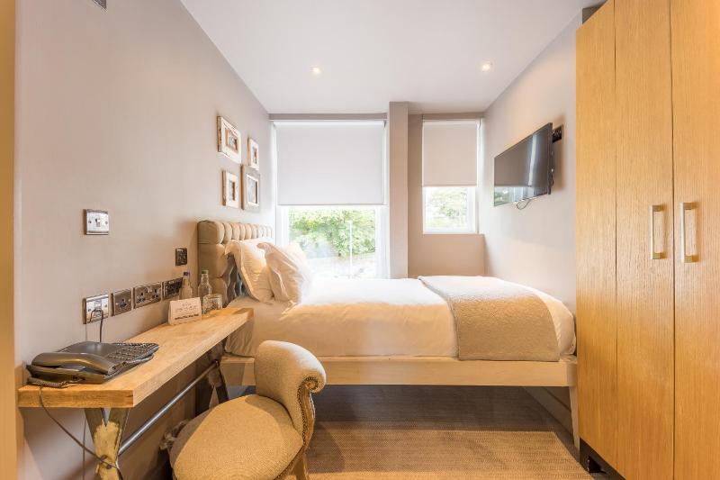 Classic Single Room image 3