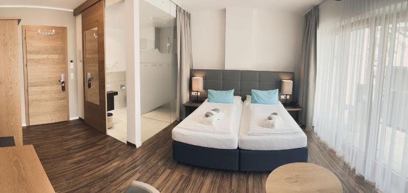 Double Room facing the street image 1