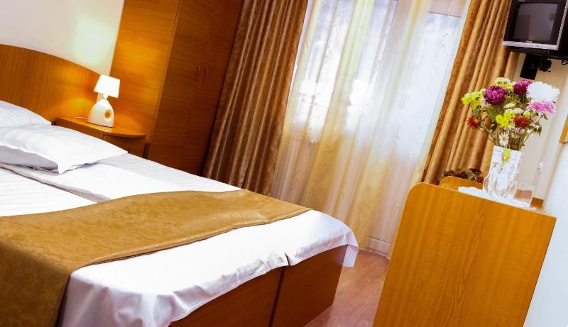 Twin Room with Balcony image 3