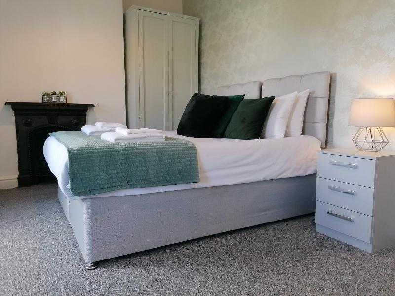 4 Bedroom House in Hoole Chester with Parking by Rework Accommodation - image 18