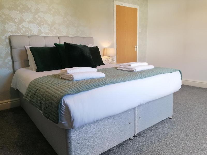 4 Bedroom House in Hoole Chester with Parking by Rework Accommodation - image 24
