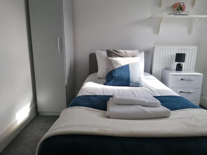 4 Bedroom House in Hoole Chester with Parking by Rework Accommodation - image 35