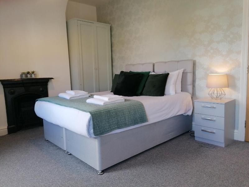 4 Bedroom House in Hoole Chester with Parking by Rework Accommodation - image 44