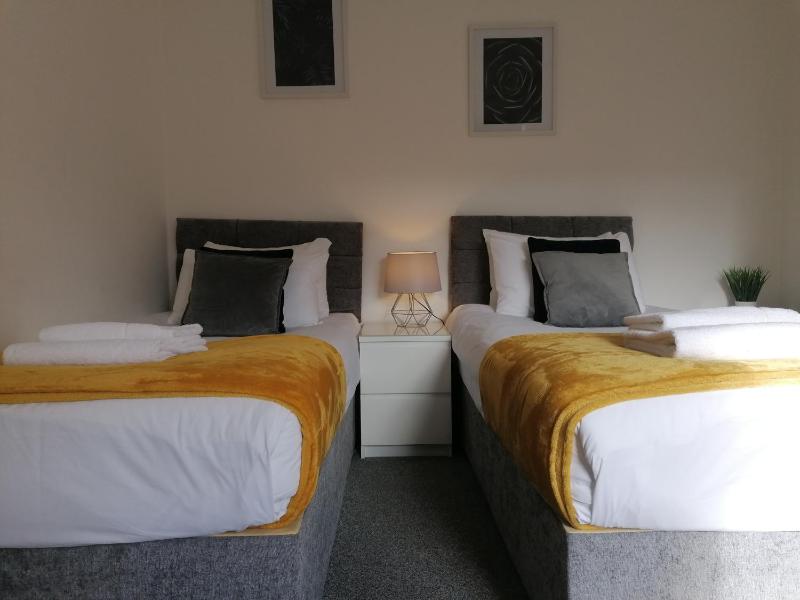 4 Bedroom House in Hoole Chester with Parking by Rework Accommodation - image 4