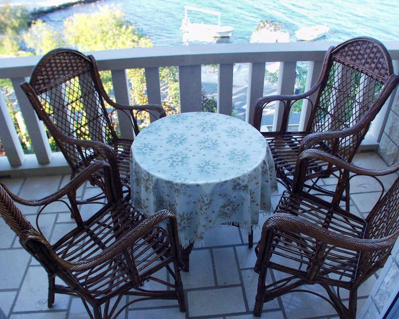 One-Bedroom Apartment with Terrace and Sea View image 4