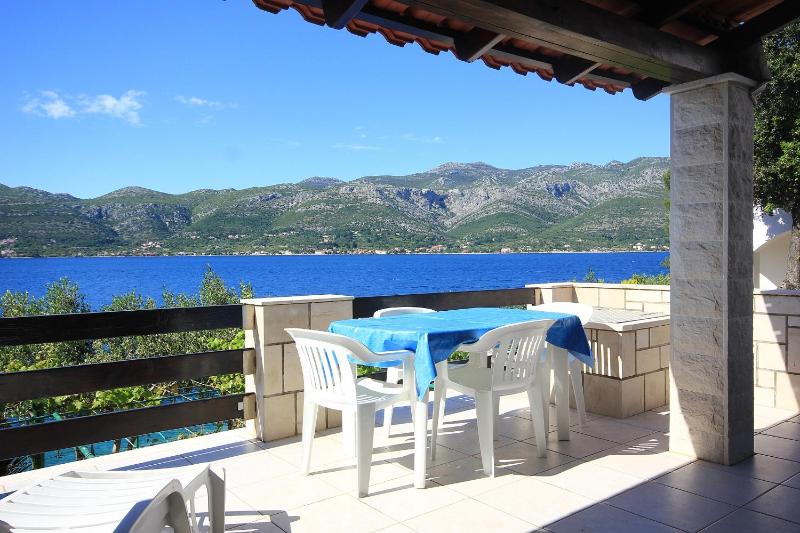 One-Bedroom Apartment with Terrace and Sea View image 4