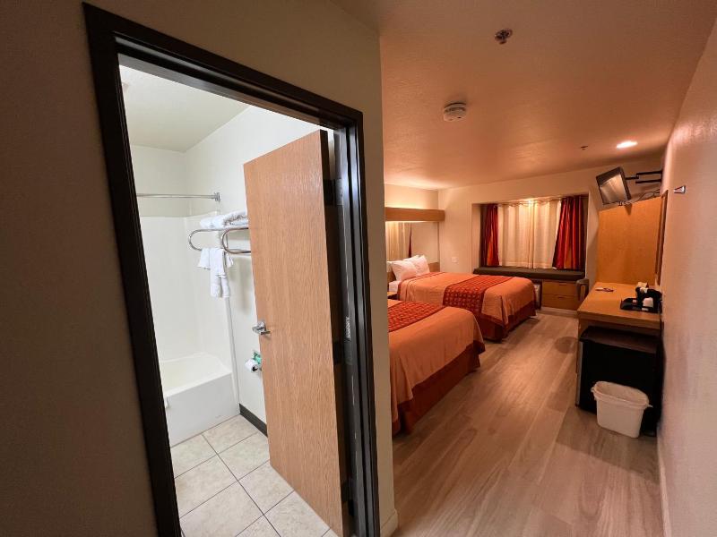Queen Room with Two Queen Beds - Non-Smoking image 3