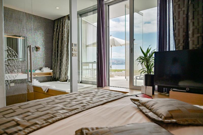 Small Double Room with Sea View image 3