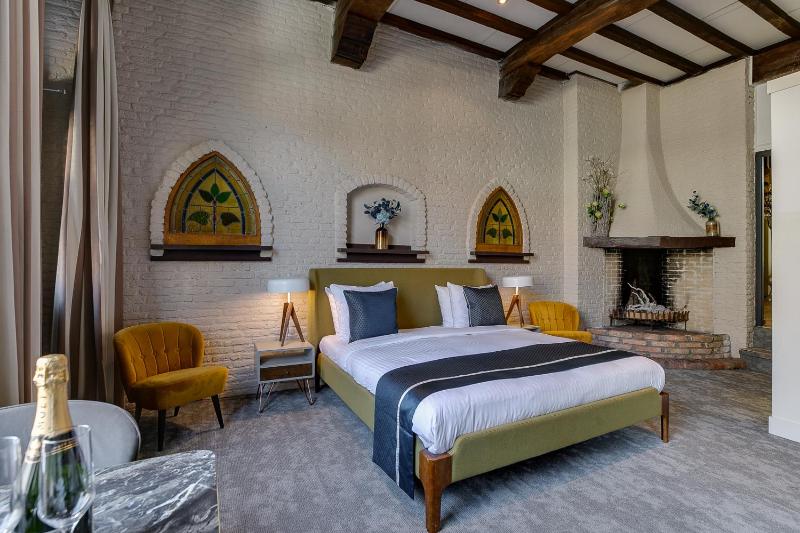 Double or Twin Room with Canal View image 3