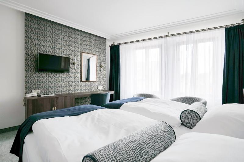 Deluxe Double or Twin Room image 1
