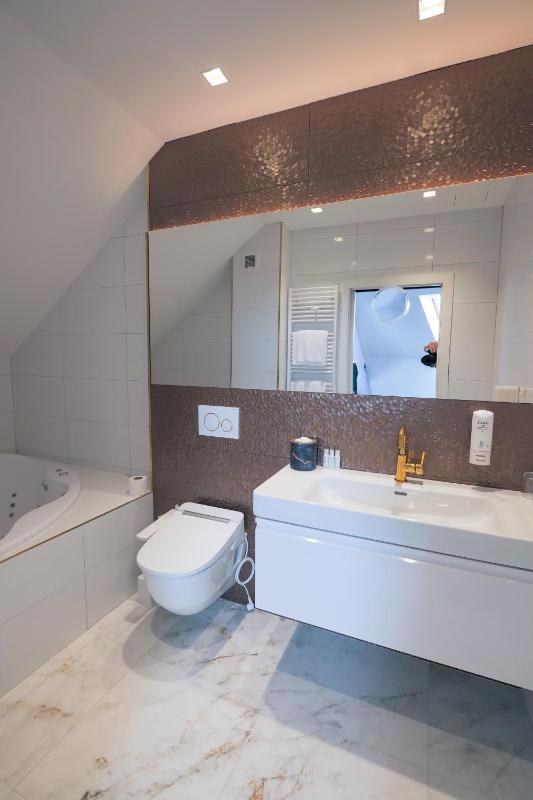 Deluxe Double Room - Attic image 4