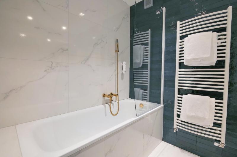 Deluxe Double or Twin Room image 2