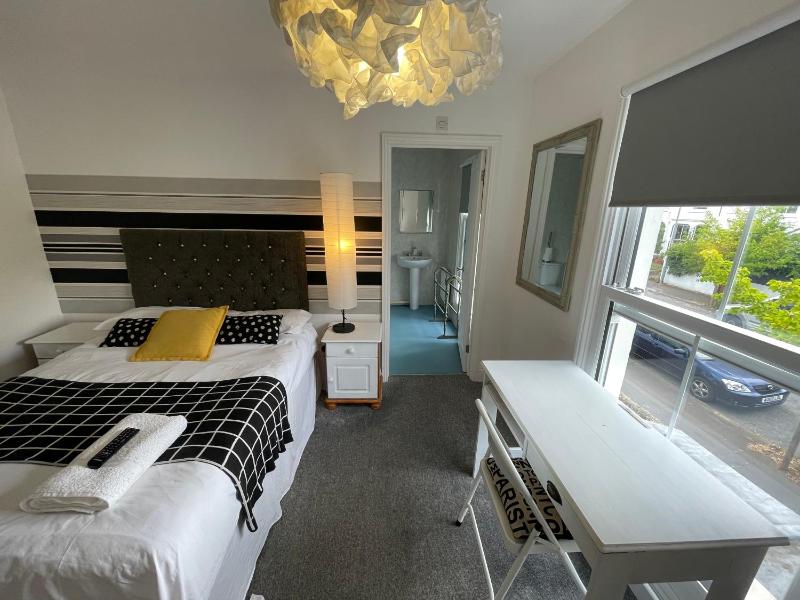 Double Room with Private Bathroom image 2