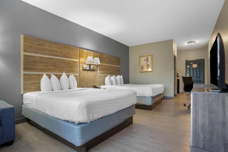 Queen Room with Two Queen Beds - Non-Smoking image 4