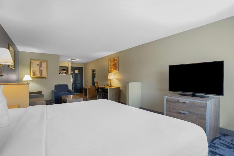 King Suite with Sofabed - Spa Bath - Non Smoking image 3
