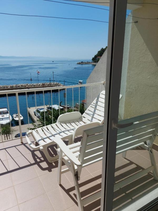 Three-Bedroom Apartment with Balcony and Sea View image 4