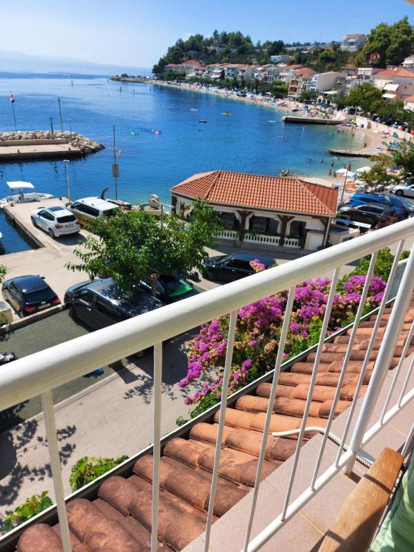 Three-Bedroom Apartment with Balcony and Sea View image 3