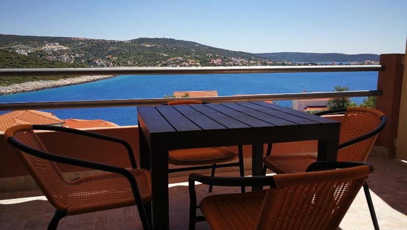 Two-Bedroom Apartment with Balcony and Sea View image 3