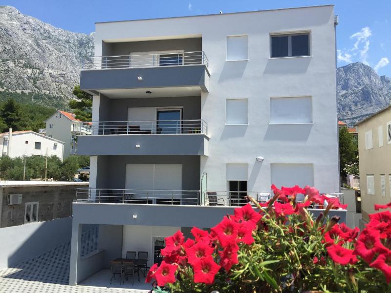 Apartments with parking space Baska Voda Makarska - 15214 - image 1