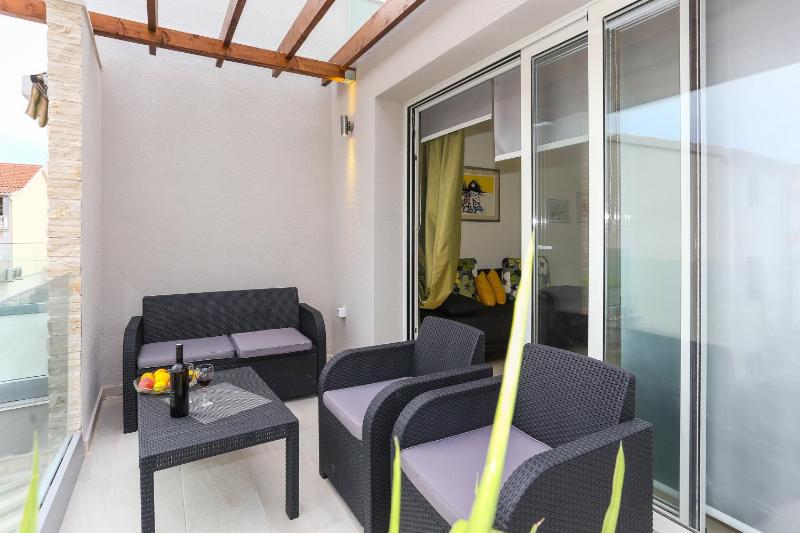 One-Bedroom Apartment with Terrace and Sea View image 4