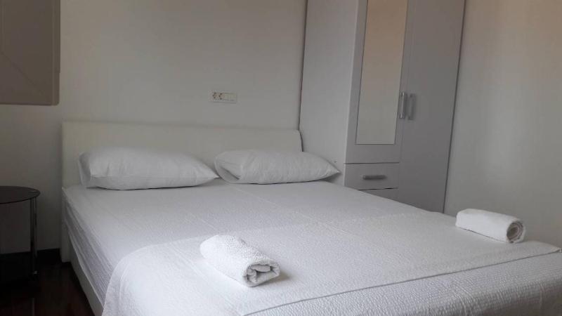 One-Bedroom Apartment with Terrace and Sea View image 4