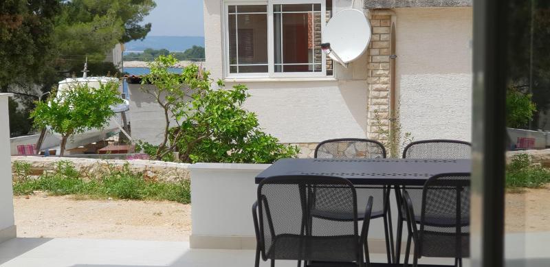 Apartments by the sea Bilo Primosten - 14601 - image 10