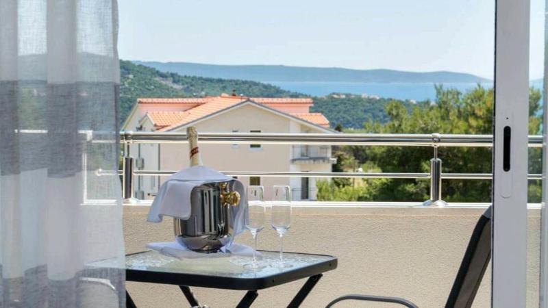 Two-Bedroom Apartment with Balcony and Sea View image 3
