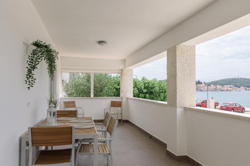Apartments by the sea Rogoznica - 11929 - image 17