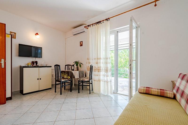 One-Bedroom Apartment with Terrace and Sea View image 1