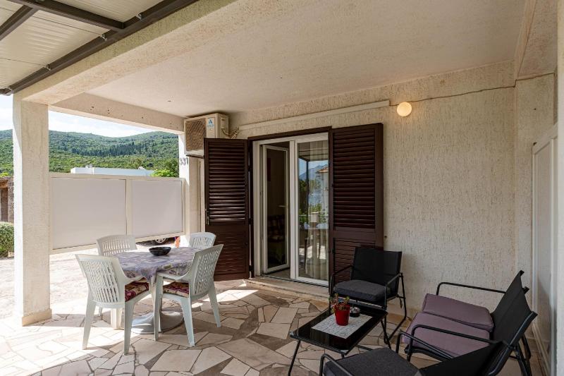 One-Bedroom Apartment with Terrace and Sea View image 4