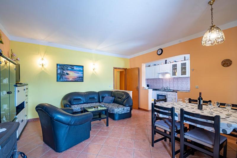 Three-Bedroom Apartment with Terrace and Sea View image 1